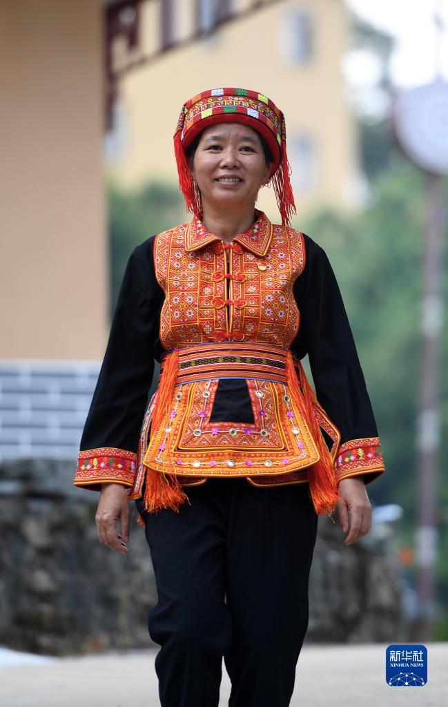 　在廣西蒼梧縣六堡鎮(zhèn)山坪村，祝雪蘭走在村道上（2022年9月22日攝）。新華社記者 陸波岸 攝